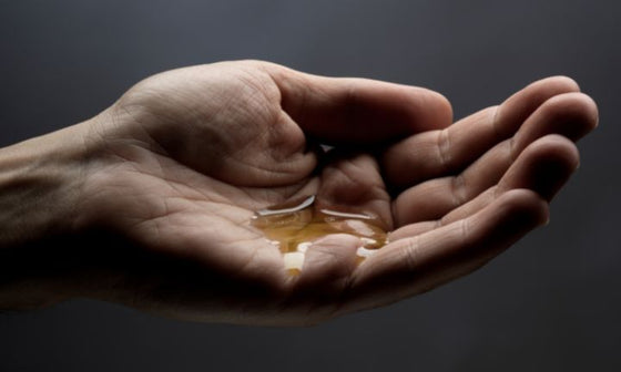 best-natural-beard-oil-in-mans-hand